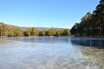 ‘Patinadores’ al fondo de la laguna Marigómez de Duruelo. RAQUEL FERNÁNDEZ