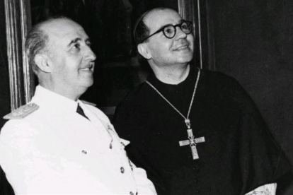 El general Francisco Franco y Aureli Maria Escarré, abad de Montserrat, en una imagen de archivo.-EL PERIÓDICO