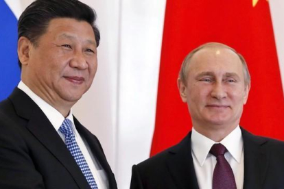 El presidente ruso, Vladimir Putin, y el presidente chino, Xi Jinping, durante una reunión de los BRICS celebrada en la reciente cumbre del G20 en Antalya.-EFE / YURI KOCHETKOV