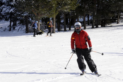 Persona esquiando en Santa Inés-V. Guisande