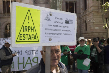 Protesta en Barcelona contra la aplicación del tipo de interés IRPH, en mayo del 2016.-JOSEP GARCIA