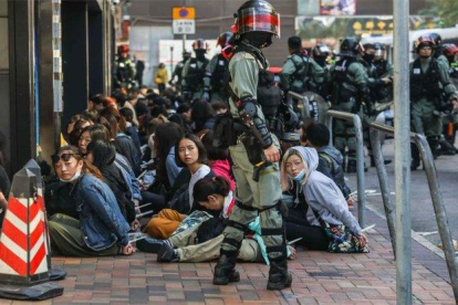 La policía realiza detenciones de estudiantes universitarios.-AFP