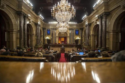Imagen del hemiciclo del Parlament de Catalunya durante un pleno, desde la tribuna de prensa.-/ FERRAN SENDRA
