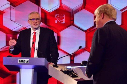 Jeremy Corbyn y Boris Johnson, durante el debate que mantuvieron en la BBC el pasado 6 de diciembre.-JEFF OVERS (EFE)