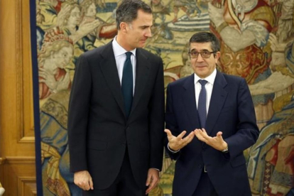 El rey Felipe VI junto al presidente del Congreso, Patxi López, en uno de sus últimos encuentros.-EFE/ CHEMA MOYA