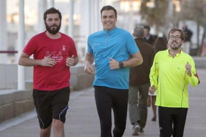 Pedro Sánchez corre junto a dos simpatizantes, este lunes en Cádiz.-EFE / ROMÁN RÍOS
