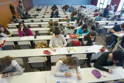 Alumnos de Derecho en la Universidad Rovira i Virgili, en un examen  .-JOAN REVILLAS