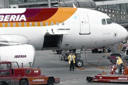 Un avión de Iberia en el aeropuerto Adolfo Suárez Madrid-Barajas.-JUAN MANUEL PRATS