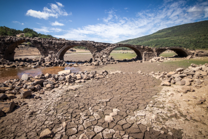 El embalse de Cuerda del Pozo y el puente de Vinuesa, imagen de la sequía. GONZALO MONTESEGURO