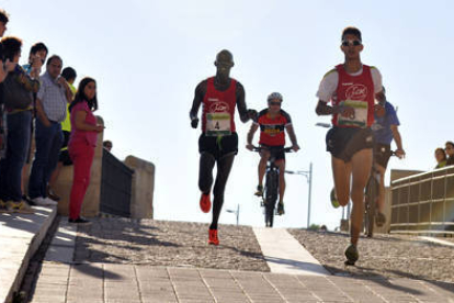 Varios corredores durante una carrera en la provincia. / DIEGO MAYOR-