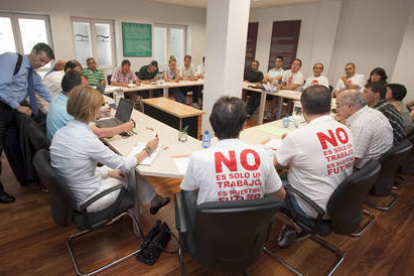 Una de las últimas reuniones negociadoras en el Serla de Valladolid entre empresa, comité y sindicatos. /PABLO REQUEJO-
