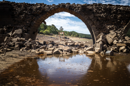 El embalse de Cuerda del Pozo y el puente de Vinuesa, imagen de la sequía. GONZALO MONTESEGURO