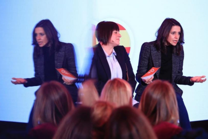 Inés Arrimadas y Noemí de la Calle, en un acto de Ciutadans este jueves en Barcelona.-/ FERRAN NADEU