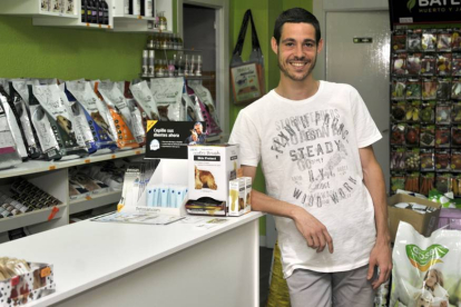 Jorge de Pedro en la tienda de alimentación y accesorios para mascotas que ha creado.-VALENTÍN GUISANDE