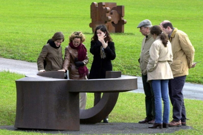 Visitantes, en el museo Chillida Leku, en el 2002.-EFE / JUAN HERRERO