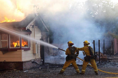 Fotografía cedida por CALFIRE muestra a los bomberos que intentan sofocar el incendio en el condado de Lake, California-EFE / ADAM WIEDMANN / CALFIRE