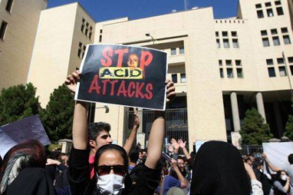 Decenas de mujeres se manifiestan este jueves ante el Tribunal de Ispahán contra los ataques con ácido.-Foto: ARYA JAFARI