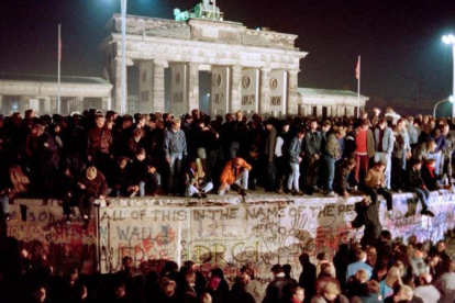 Centenares de alemanes orientales suben al muro cerca de la Puerta de Brandenburgo, el 11 de noviembre de 1989.-GERARD MALIE (AFP)