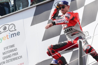 Jorge Lorenzo (Ducati) protagoniza su típico salto en el podio de Spielberg tras lograr su tercera victoria de la temporada. /-ALEJANDRO CERESUELA