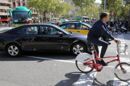 Un Uber y un  taxi este miércoles en Barcelona-RICARD CUGAT