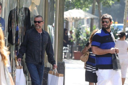 George Michael y su novio, Fadi Fawaz, de compras por el Barcelona, en julio del 2012.-ELISENDA PONS
