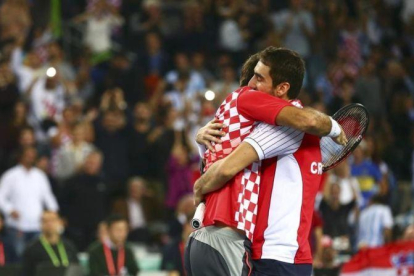 Cilic y Dodig se abrazan en Zagreb tras la victoria.-REUTERS / ANTONIO BRONIC