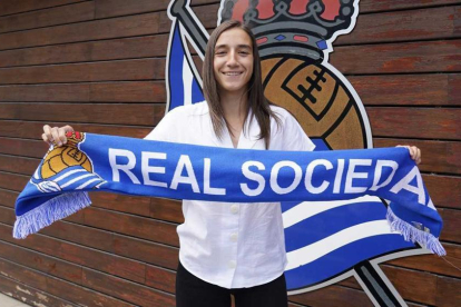 Lucía Rodríguez el día que fue presentada como nueva jugadora de la Real Sociedad.-REAL SOCIEDAD