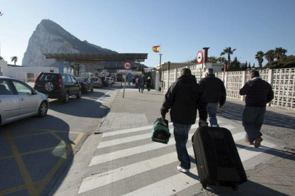 Vista de Gibraltar y del tránsito de coches y personas entre La Línea de la Concepción y el Peñón.-EFE / A. CARRRASCO RAGEL