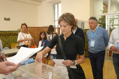 La ministra en funciones de Agricultura, Alimentación y Medio Ambiente, Isabel García Tejerina, vota en Valladolid-ICAL