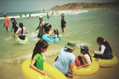 Beduinos en la playa de Tel Baruch, en Tel Aviv.-ANA ALBA