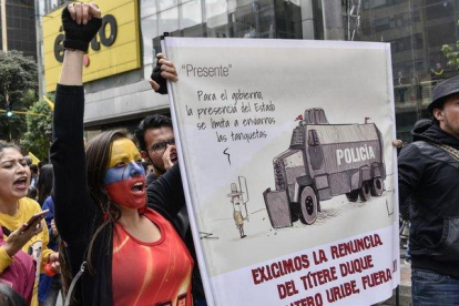 Manifestantes protestan contra el Gobierno colombiano, este miércoles, durante la manifestación de la huelga general, en Bogotá.-GUILLERMO LEGARIA (GETTY IMAGES)