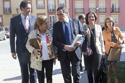 El consejero de Sanidad, Antonio María Sáez, la Presidenta de las Cortes, María Josefa Garcia Cirac , y la alcaldesa de Zamora, Rosa Valdeón, participan en un acto del PP de Zamora-Ical