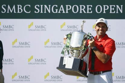 Sergio García levanta el trofeo por su triunfo en Singapur-WALLACE WOON (EFE)