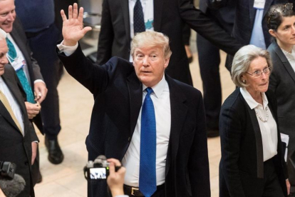 Donald Trump llega al centro de Congresos de Davos.-/ EFE / LAURENT GILLIERON
