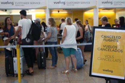 Mostradores de facturación de Vueling, en el aeropuerto de El Prat.-ELISENDA PONS