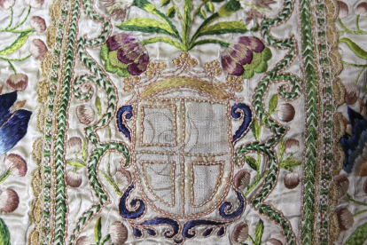 Magnífica casulla, de la primera mitad del siglo XVII, digna de cualquier museo y detalle con el escudo del donante sin terminar de bordar. JUAN CARLOS CERVERO VADILLO