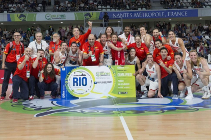 Las jugadoras de la selección posan tras clasificarse para Río-FEB