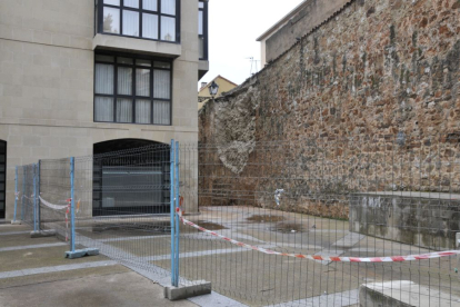 Los derrumbes en la muralla de Soria comenzaron el Domingo de Pascua de 2013 y se reprodujeron en abril de ese año y en febrero de 2014. HDS
