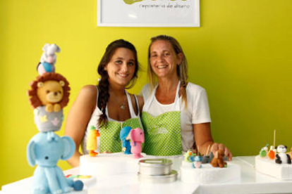 Jazmí­n y Cinthya en su tienda y taller de reposterí­a de diseño 'Dulces ilusiones'. CONCHA ORTEGA-