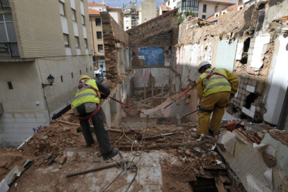 Derribo de edificios anexos a la muralla de Soria tras los derrumbes de 2013. HDS