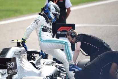 El piloto de Mercedes Valtteri Bottas tras conseguir la pole position en China.-AFP
