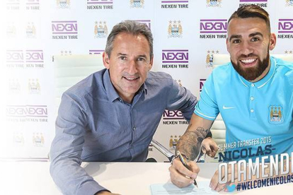 Txiki Begiristain y Nicolás Otamendi, durante la firma del defensa como nuevo jugador del Manchester City.-Foto: MCFC
