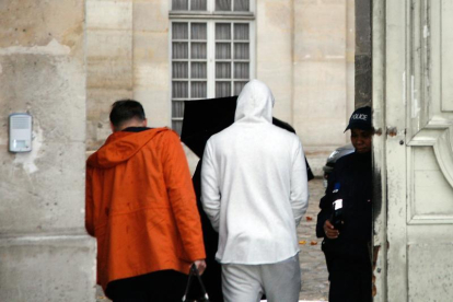 Karim Benzema y su abogado(iz), entran en la comisaría francesa donde fue detenido-