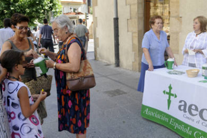 Imagen de una mesa informativa en la jornada de cuestación de la AECC celebrada en Soria año pasado. / ÚRSULA SIERRA-