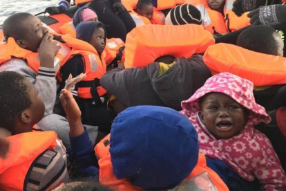 Un grupo de niños rescatados por los barcos de Proactiva Open Arms en el Mediterráneo.-PROACTIVA