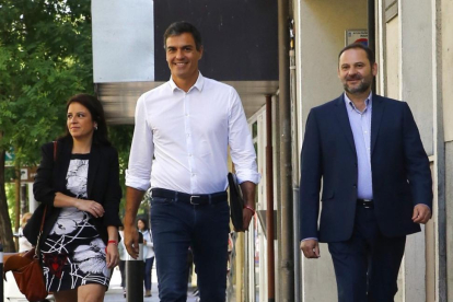 Pedro Sánchez, acompañado de Adriana Lastra y José Luis Ábalos, a su llegada este miércoles a la sede del PSOE.-EFE