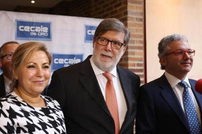 La vicepresidenta y consejera de Empleo, Rosa Valdeón, y el presidente de Cecale, Santiago Aparicio, antes de la entrega de los premios Cecale de Oro 2015 en Segovia-ICAL