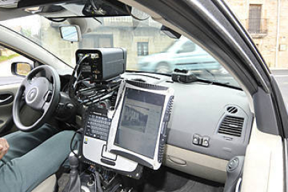 Imagen de un radar en el interior del coche de la Guardia Civil en un control de velocidad en una imagen de archivo. HDS