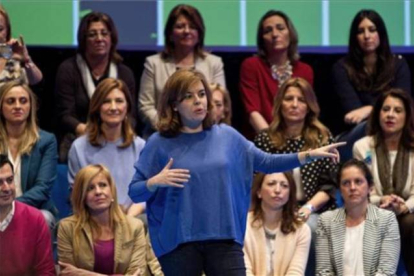 La vicepresidenta del Gobierno, Soraya Sáenz de Santamaría, durante un acto con mujeres candidatas al Parlamento andaluz, este sábado, en Cádiz.-Foto: Román Ríos / EFE