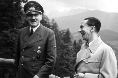 Hitler y Goebbels en junio de 1943, cuando el führer aún no había revelado a su ministro de Propagando el auténtico alcence de la solución final.-ARCHIVO